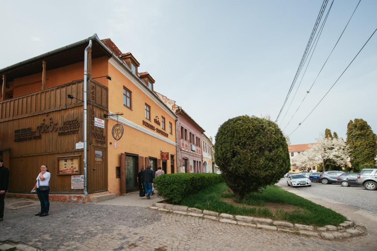 Voeroes Guest House Tîrgu Secuiesc Exterior foto